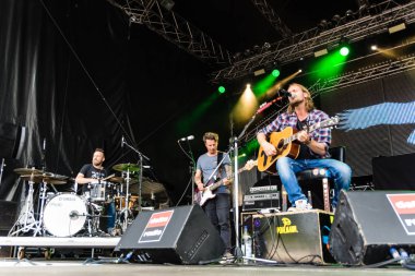 Kiel, Almanya - 19 Haziran 2017: Singersongwriter Pohlmann Hoern sahne alanı'nda Kieler Woche 2017 sırasında gerçekleştiriyor