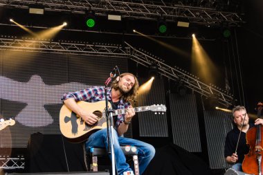 Kiel, Almanya - 19 Haziran 2017: Singersongwriter Pohlmann Hoern sahne alanı'nda Kieler Woche 2017 sırasında gerçekleştiriyor