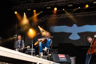 Kiel, Almanya - 19 Haziran 2017: Singersongwriter Pohlmann Hoern sahne alanı'nda Kieler Woche 2017 sırasında gerçekleştiriyor