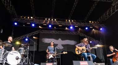 Kiel, Almanya - 19 Haziran 2017: Singersongwriter Pohlmann Hoern sahne alanı'nda Kieler Woche 2017 sırasında gerçekleştiriyor