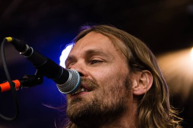 Kiel, Almanya - 19 Haziran 2017: Singersongwriter Pohlmann Hoern sahne alanı'nda Kieler Woche 2017 sırasında gerçekleştiriyor