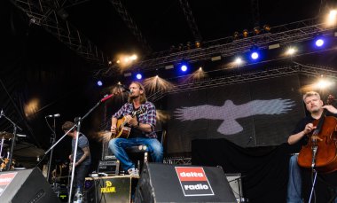 Kiel, Almanya - 19 Haziran 2017: Singersongwriter Pohlmann Hoern sahne alanı'nda Kieler Woche 2017 sırasında gerçekleştiriyor