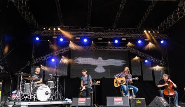 Kiel, Almanya - 19 Haziran 2017: Singersongwriter Pohlmann Hoern sahne alanı'nda Kieler Woche 2017 sırasında gerçekleştiriyor