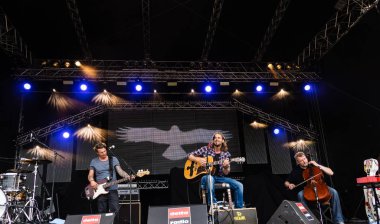 Kiel, Almanya - 19 Haziran 2017: Singersongwriter Pohlmann Hoern sahne alanı'nda Kieler Woche 2017 sırasında gerçekleştiriyor