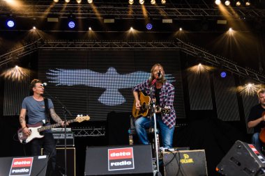 Kiel, Almanya - 19 Haziran 2017: Singersongwriter Pohlmann Hoern sahne alanı'nda Kieler Woche 2017 sırasında gerçekleştiriyor