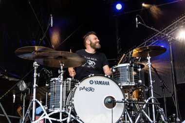 Kiel, Almanya - 19 Haziran 2017: Singersongwriter Pohlmann Hoern sahne alanı'nda Kieler Woche 2017 sırasında gerçekleştiriyor