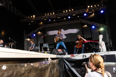 Kiel, Almanya - 19 Haziran 2017: Singersongwriter Pohlmann Hoern sahne alanı'nda Kieler Woche 2017 sırasında gerçekleştiriyor