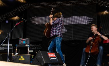 Kiel, Almanya - 19 Haziran 2017: Singersongwriter Pohlmann Hoern sahne alanı'nda Kieler Woche 2017 sırasında gerçekleştiriyor