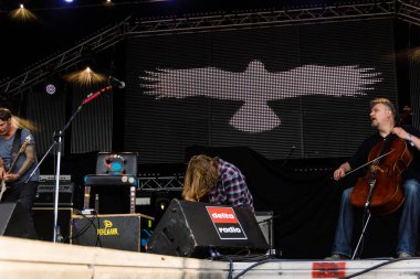 Kiel, Almanya - 19 Haziran 2017: Singersongwriter Pohlmann Hoern sahne alanı'nda Kieler Woche 2017 sırasında gerçekleştiriyor