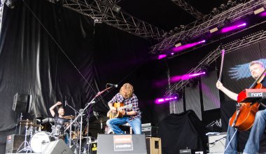 Kiel, Almanya - 19 Haziran 2017: Singersongwriter Pohlmann Hoern sahne alanı'nda Kieler Woche 2017 sırasında gerçekleştiriyor