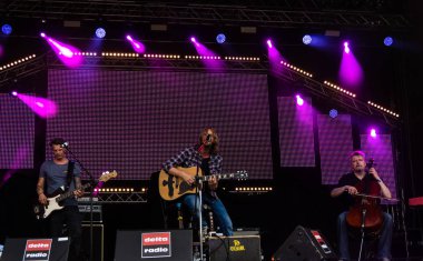 Kiel, Almanya - 19 Haziran 2017: Singersongwriter Pohlmann Hoern sahne alanı'nda Kieler Woche 2017 sırasında gerçekleştiriyor