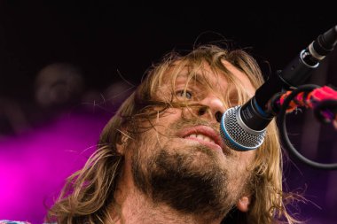 Kiel, Almanya - 19 Haziran 2017: Singersongwriter Pohlmann Hoern sahne alanı'nda Kieler Woche 2017 sırasında gerçekleştiriyor