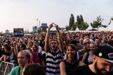 Kiel, Almanya - 19 Haziran 2017: Rapçi Samy Deluxe Hoern sahne alanı'nda Kieler Woche 2017 sırasında gerçekleştiriyor