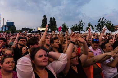 Kiel, Almanya - 19 Haziran 2017: Rapçi Samy Deluxe Hoern sahne alanı'nda Kieler Woche 2017 sırasında gerçekleştiriyor