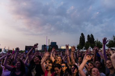 Kiel, Almanya - 19 Haziran 2017: Rapçi Samy Deluxe Hoern sahne alanı'nda Kieler Woche 2017 sırasında gerçekleştiriyor