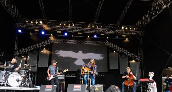 Kiel, Almanya - 19 Haziran 2017: Singersongwriter Pohlmann Hoern sahne alanı'nda Kieler Woche 2017 sırasında gerçekleştiriyor