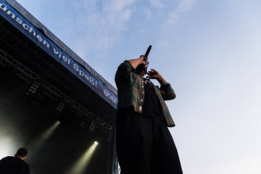 Kiel, Almanya - 19 Haziran 2017: Rapçi Samy Deluxe Hoern sahne alanı'nda Kieler Woche 2017 sırasında gerçekleştiriyor