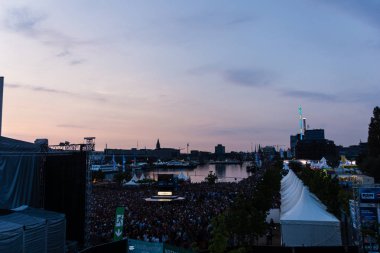 Kiel, Almanya - 19 Haziran 2017: Rapçi Samy Deluxe Hoern sahne alanı'nda Kieler Woche 2017 sırasında gerçekleştiriyor