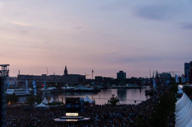 Kiel, Almanya - 19 Haziran 2017: Rapçi Samy Deluxe Hoern sahne alanı'nda Kieler Woche 2017 sırasında gerçekleştiriyor