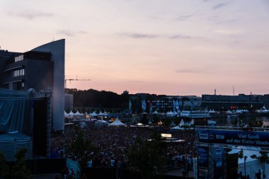 Kiel, Almanya - 19 Haziran 2017: Rapçi Samy Deluxe Hoern sahne alanı'nda Kieler Woche 2017 sırasında gerçekleştiriyor