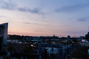 Kiel, Almanya - 19 Haziran 2017: Rapçi Samy Deluxe Hoern sahne alanı'nda Kieler Woche 2017 sırasında gerçekleştiriyor