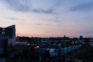 Kiel, Almanya - 19 Haziran 2017: Rapçi Samy Deluxe Hoern sahne alanı'nda Kieler Woche 2017 sırasında gerçekleştiriyor