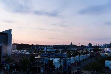 Kiel, Almanya - 19 Haziran 2017: Rapçi Samy Deluxe Hoern sahne alanı'nda Kieler Woche 2017 sırasında gerçekleştiriyor