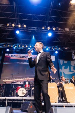 Kiel, Almanya - 21 Haziran 2017: Caz şarkıcısı Tom Gaebel Kieler Woche 2017 sırasında Rathaus sahnede