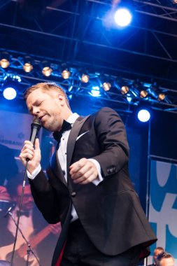 Kiel, Almanya - 21 Haziran 2017: Caz şarkıcısı Tom Gaebel Kieler Woche 2017 sırasında Rathaus sahnede