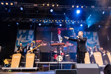 Kiel, Almanya - 21 Haziran 2017: Caz şarkıcısı Tom Gaebel Kieler Woche 2017 sırasında Rathaus sahnede