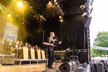 Kiel, Almanya - 21 Haziran 2017: Caz şarkıcısı Tom Gaebel Kieler Woche 2017 sırasında Rathaus sahnede