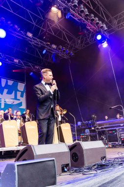 Kiel, Almanya - 21 Haziran 2017: Caz şarkıcısı Tom Gaebel Kieler Woche 2017 sırasında Rathaus sahnede