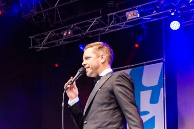 Kiel, Almanya - 21 Haziran 2017: Caz şarkıcısı Tom Gaebel Kieler Woche 2017 sırasında Rathaus sahnede