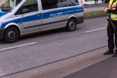 Kiel, Almanya - 16 Haziran 2017: Güvenlik önlemleri ve polis kontrollerin Kieler Woche 2017 sırasında