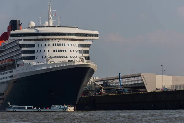 Hamburg, Almanya - 29 Ağustos 2017: Kraliçe evlen Cruise Terminal Hamburg-Steinwerder, döşeme 2 gösterimler 