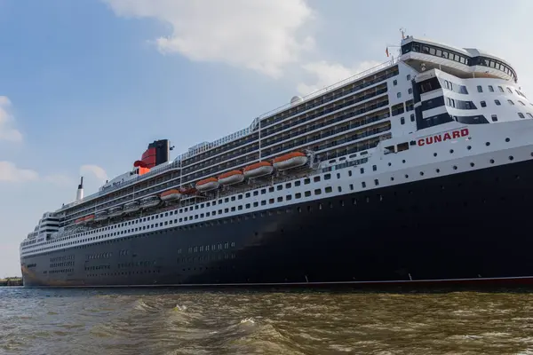 Hamburg, Almanya - 29 Ağustos 2017: Kraliçe evlen Cruise Terminal Hamburg-Steinwerder, döşeme 2 gösterimler 