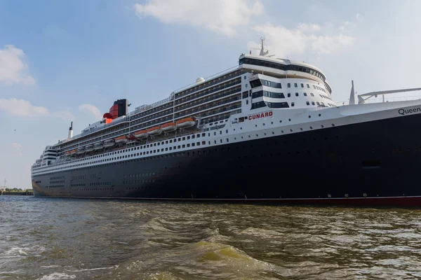 Hamburg, Almanya - 29 Ağustos 2017: Kraliçe evlen Cruise Terminal Hamburg-Steinwerder, döşeme 2 gösterimler 