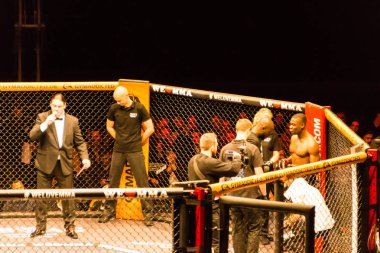 Hamburg, Almanya - 18 Kasım 2017: Said-Magomed Yanderbaev ve biz aşk Mma 34 sırasında kırmızı Kisangou arasındaki mücadele