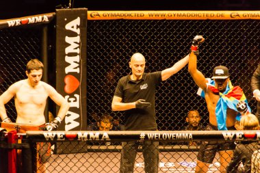 Hamburg, Almanya - 18 Kasım 2017: Said-Magomed Yanderbaev ve biz aşk Mma 34 sırasında kırmızı Kisangou arasındaki mücadele