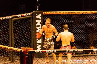 Hamburg, Almanya - 18 Kasım 2017: Artur Reis ve Poorya Zaheri biz aşk Mma 34 sırasında arasındaki mücadele 