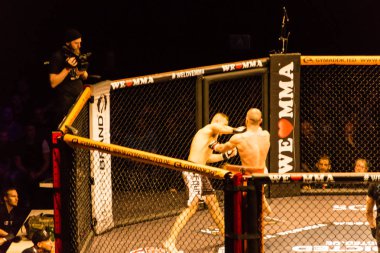 Hamburg, Almanya - 18 Kasım 2017: Najm Azizi ve Daniel Makin biz aşk Mma 34 sırasında arasındaki mücadele 