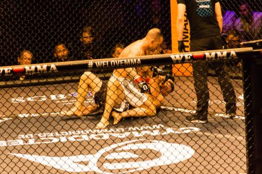 Hamburg, Almanya - 18 Kasım 2017: Najm Azizi ve Daniel Makin biz aşk Mma 34 sırasında arasındaki mücadele 