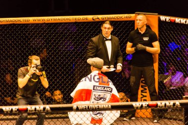 Hamburg, Almanya - 18 Kasım 2017: Najm Azizi ve Daniel Makin biz aşk Mma 34 sırasında arasındaki mücadele 