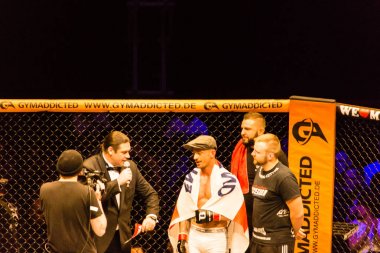 Hamburg, Almanya - 18 Kasım 2017: Najm Azizi ve Daniel Makin biz aşk Mma 34 sırasında arasındaki mücadele 