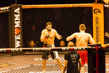 Hamburg, Almanya - 18 Kasım 2017: Ali Ramazan ve Aaron Froehlich biz aşk Mma 34 sırasında arasındaki mücadele 