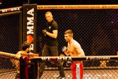 Hamburg, Almanya - 18 Kasım 2017: Ali Ramazan ve Aaron Froehlich biz aşk Mma 34 sırasında arasındaki mücadele 