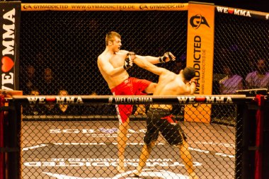 Hamburg, Almanya - 18 Kasım 2017: Ali Ramazan ve Aaron Froehlich biz aşk Mma 34 sırasında arasındaki mücadele 