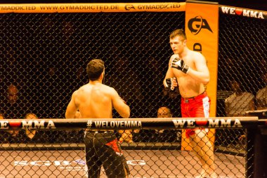 Hamburg, Almanya - 18 Kasım 2017: Ali Ramazan ve Aaron Froehlich biz aşk Mma 34 sırasında arasındaki mücadele 