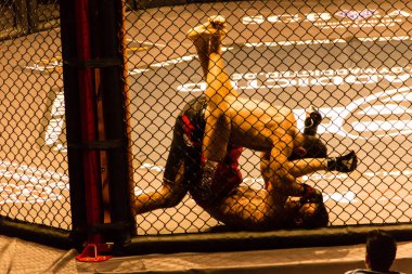 Hamburg, Almanya - 18 Kasım 2017: Ali Ramazan ve Aaron Froehlich biz aşk Mma 34 sırasında arasındaki mücadele 