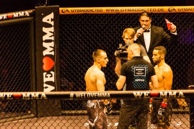 Hamburg, Almanya - 18 Kasım 2017: Idris Aloulou ve Jonathan Grenon biz aşk Mma 34 sırasında arasındaki mücadele 